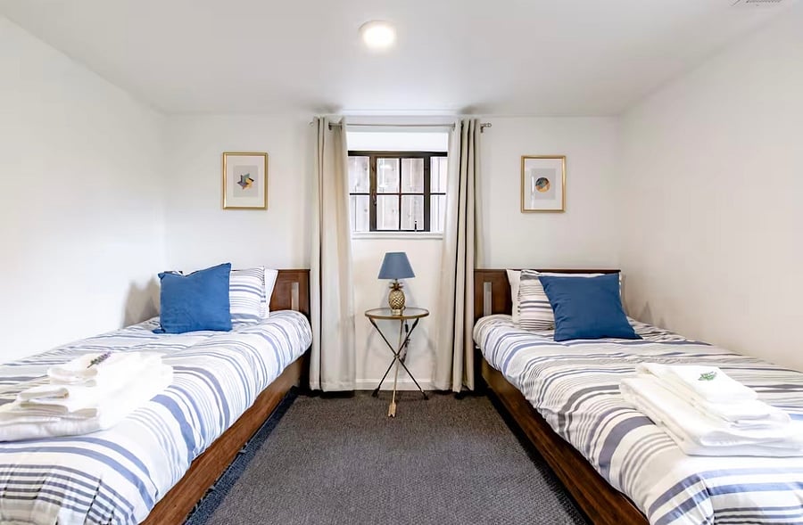 Bedroom: 2 twin beds