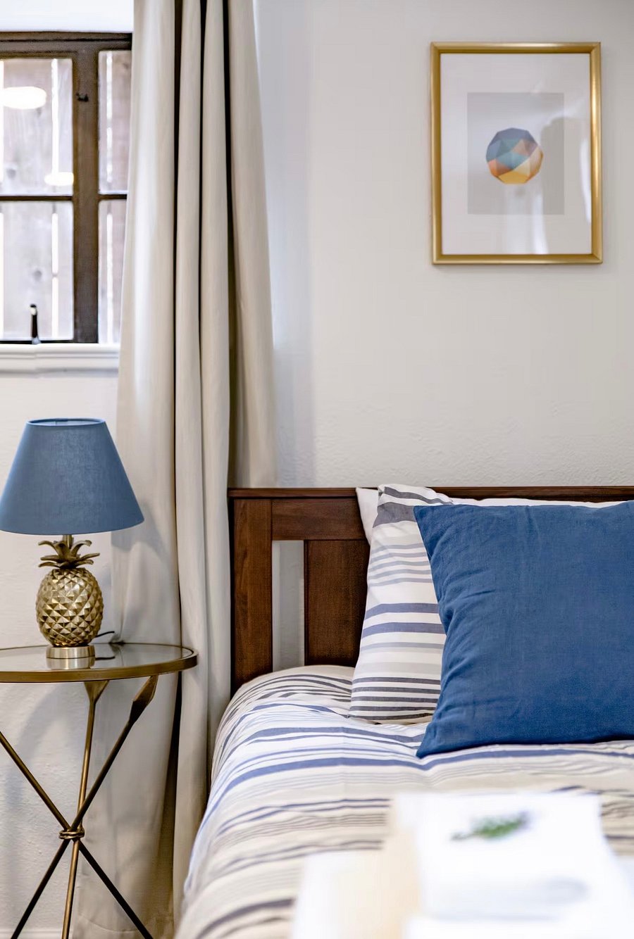 Bedroom: Queen bed
