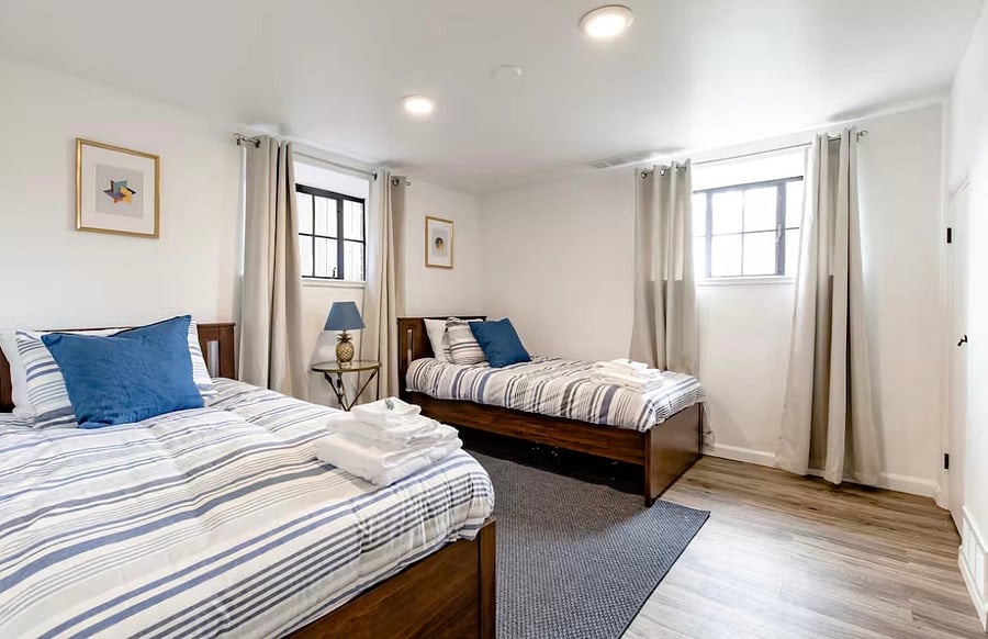 Bedroom: 2 twin beds