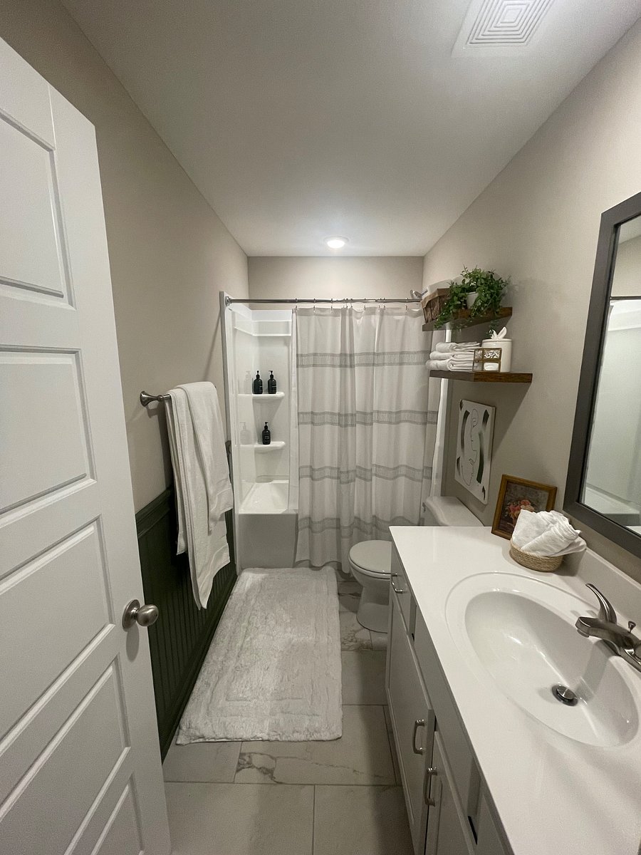 Bathroom 2, bathtub shower