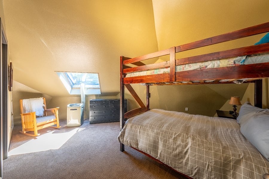 Bunk room (twin over full) 