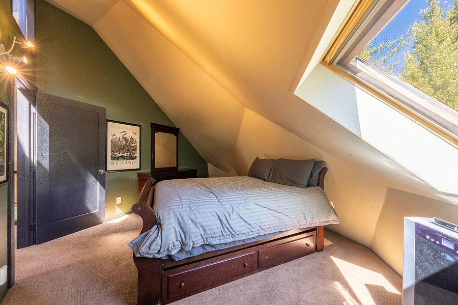 Upstairs bedroom with queen bed 