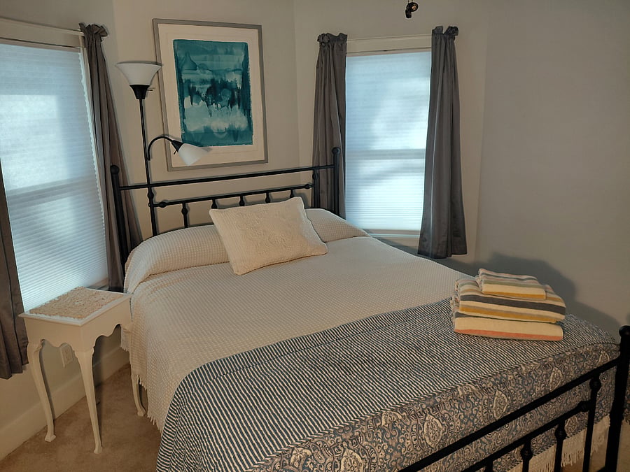 beroom 1 queen bed