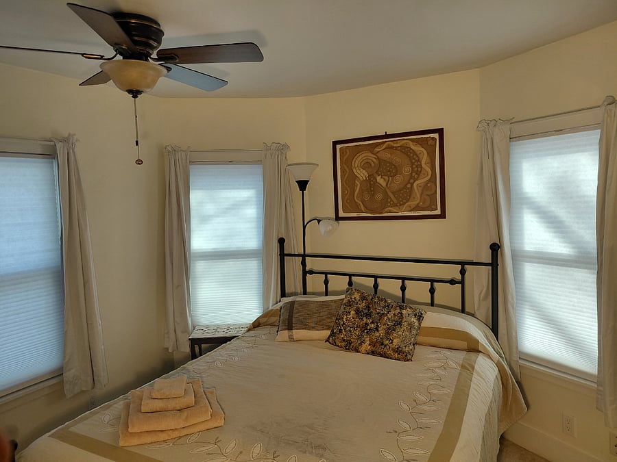 bedroom2 queen bed