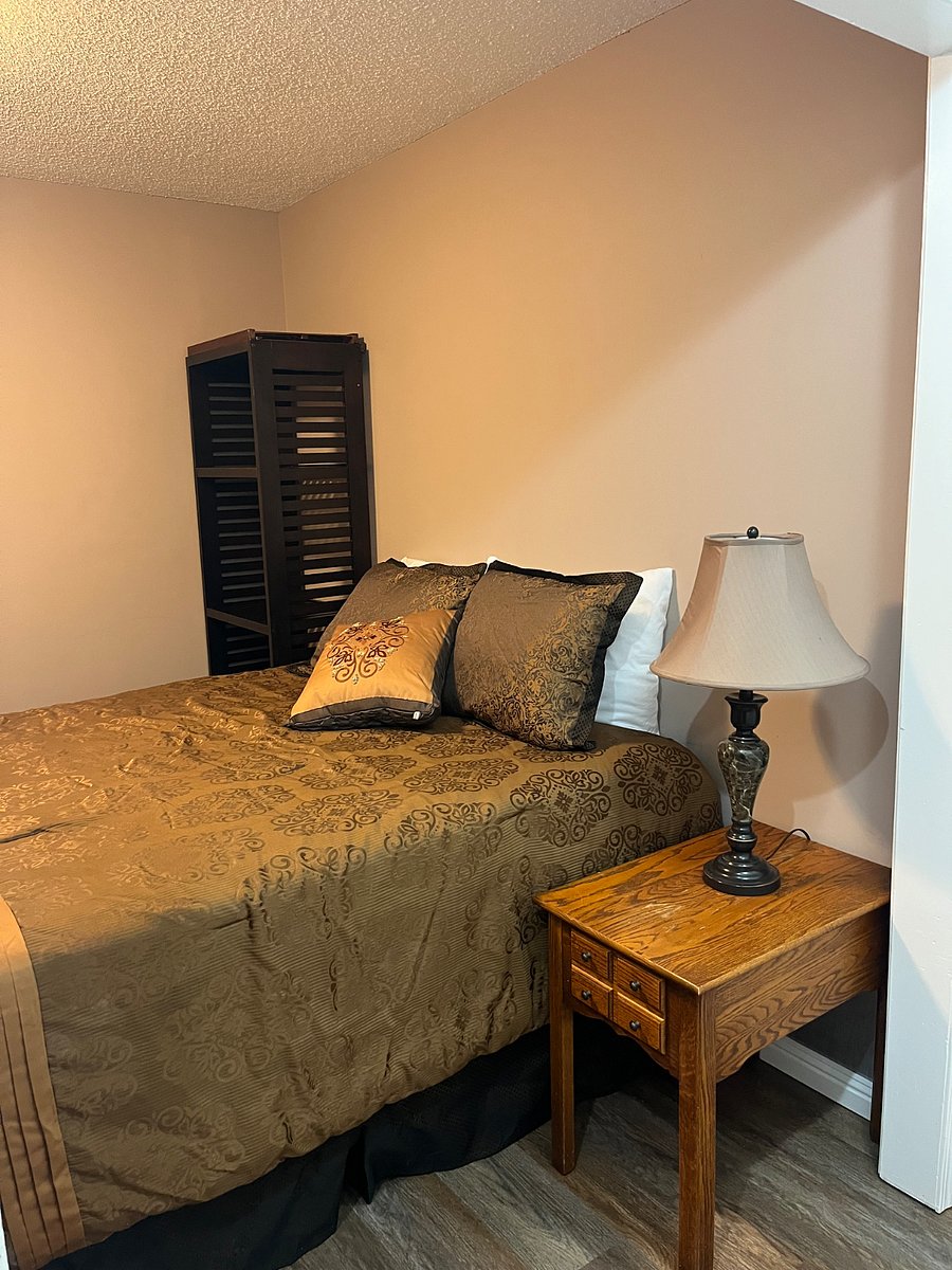 Second bedroom.