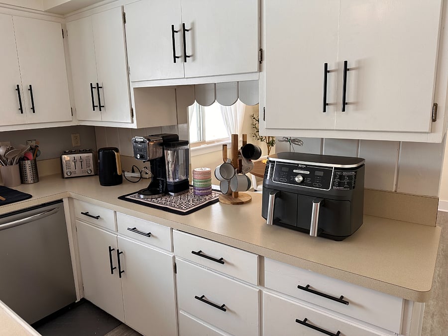 Kitchen include many appliances such as: Air-fryer, toaster, microwave, rice cooker, blender, hand blender, coffee machine with electric frother.