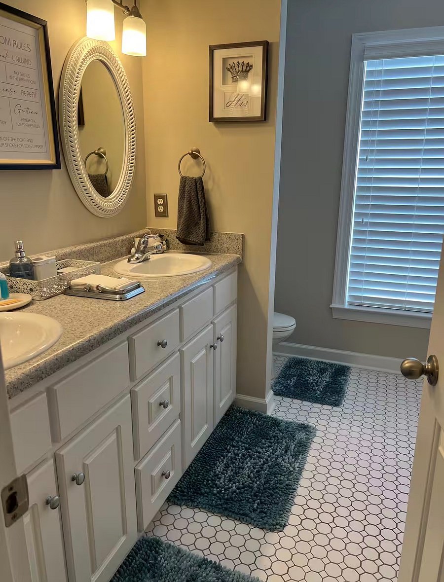 Ensuite bathroom/counter cabinet