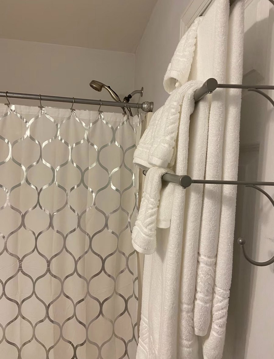 Main bathroom shower & tub