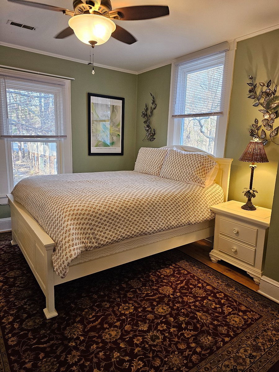 Cozy Queen bed!