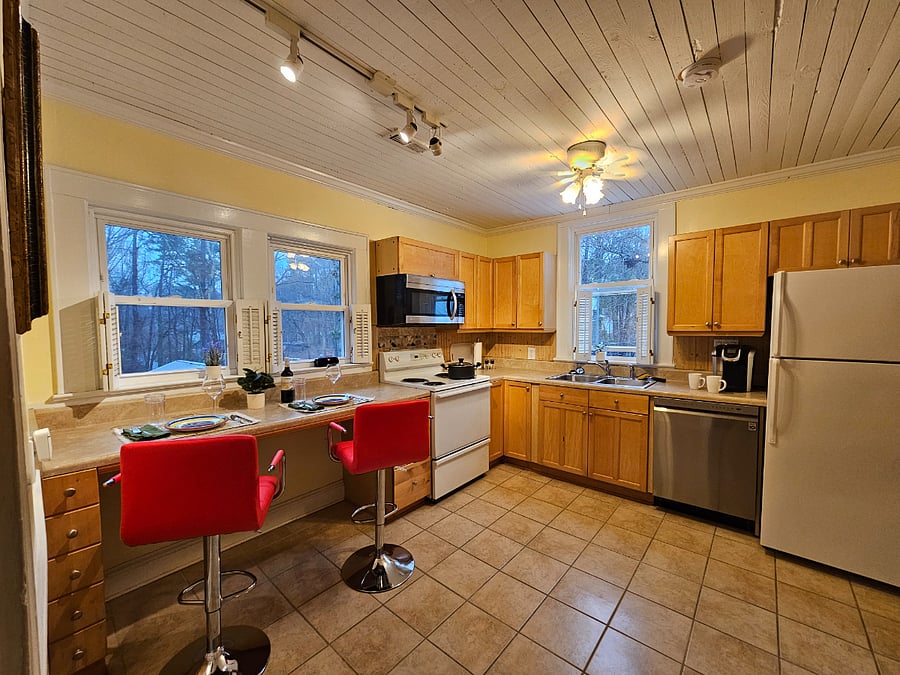Large kitchen thats fully stocked!