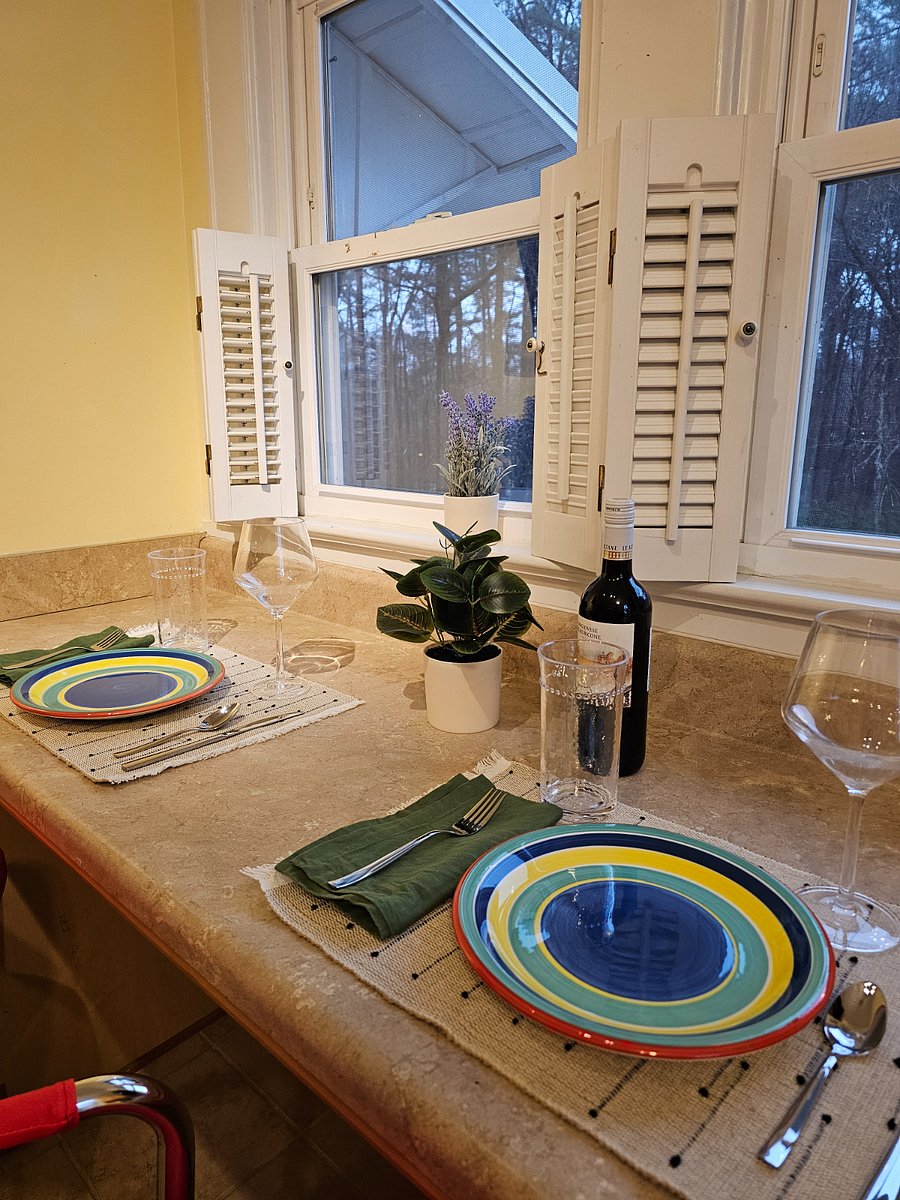 Great eat-in bar in the kitchen!