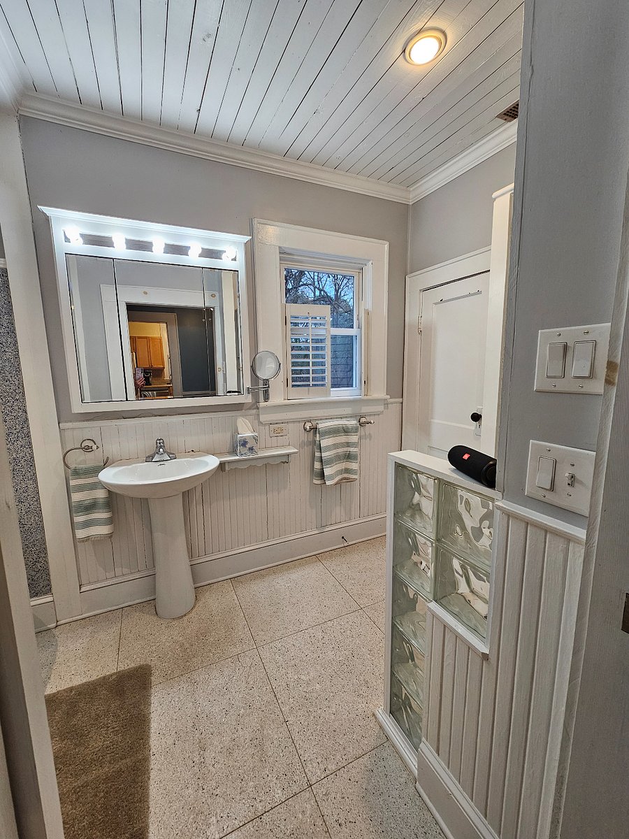 Large full bath!