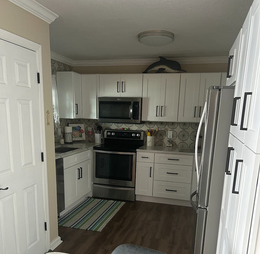Fully Stocked Kitchen with Full Size Appliances. 
