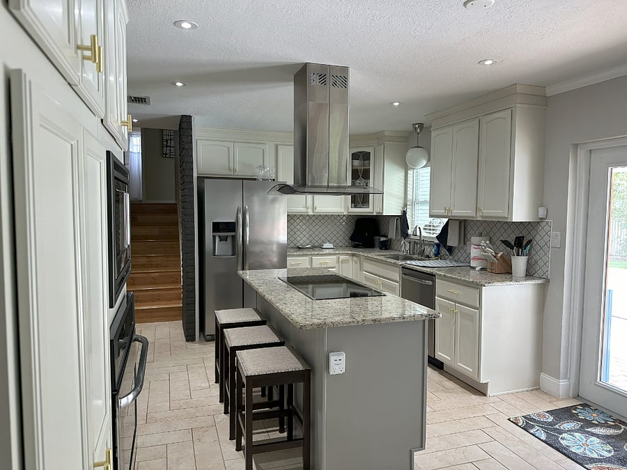 Kitchen: Stainless steel appliances, coffee/tea station. fully equipped.