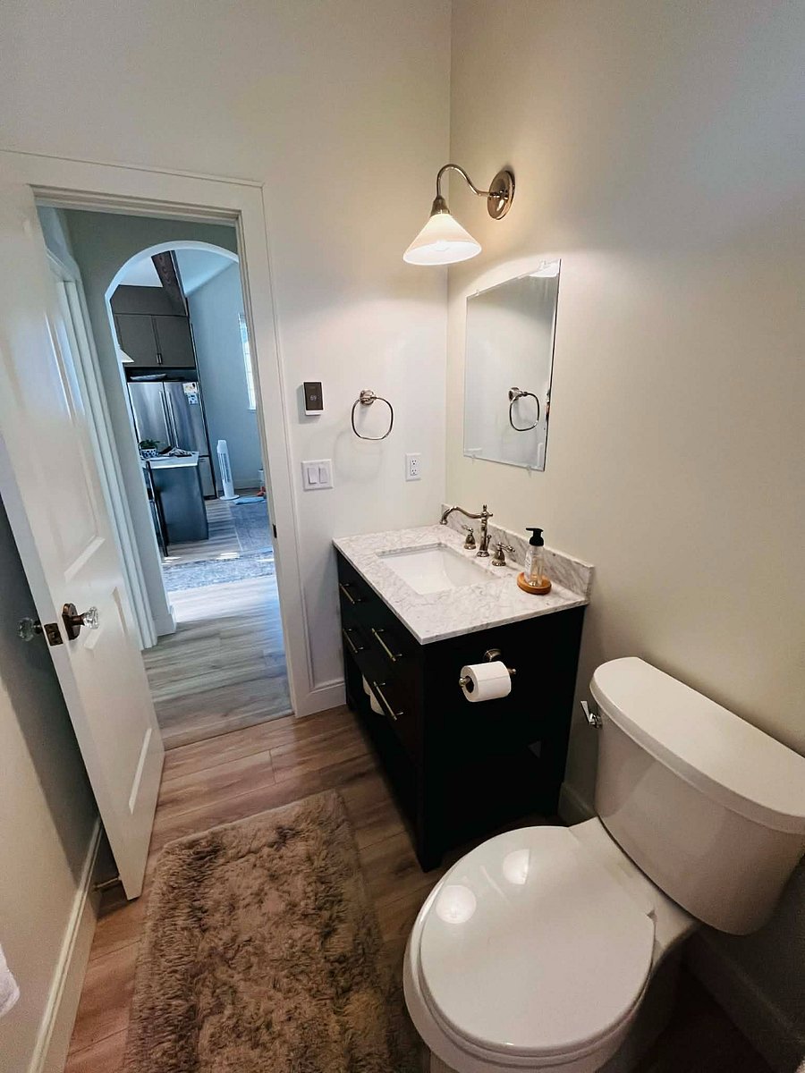 Private full bathroom with shower/tub combo