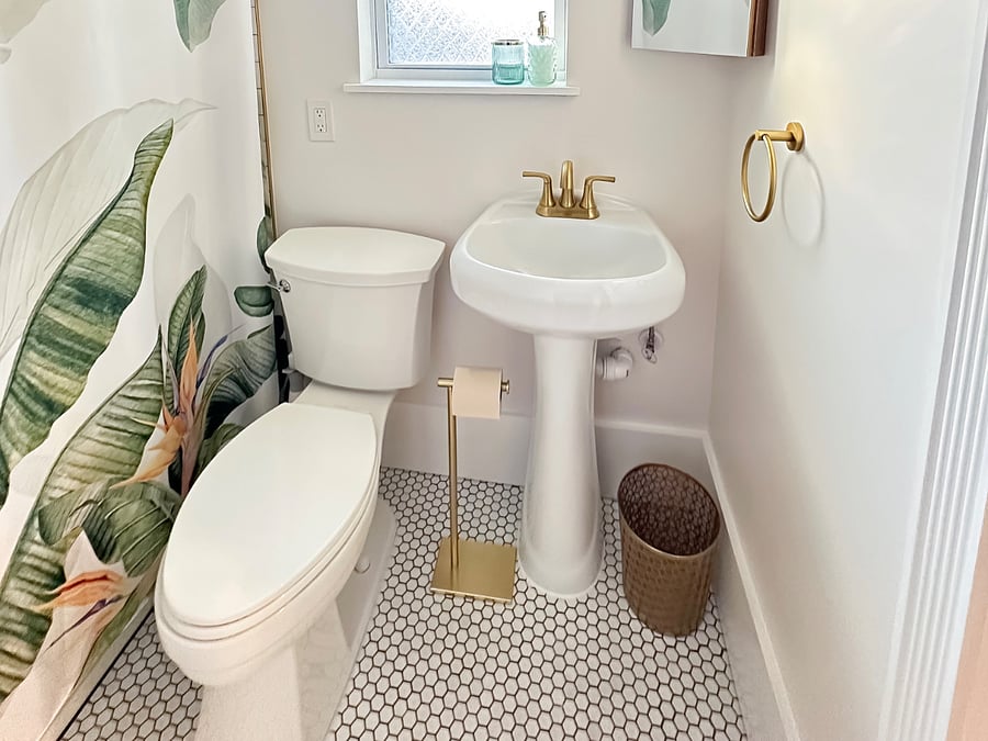 Clean, modern bathroom with full-size shower/tub, tiled floors, and linens included for stress-free monthly rental.