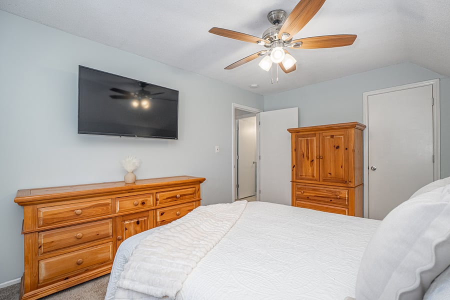 Queen bed, RokuTV, walk-in closet 