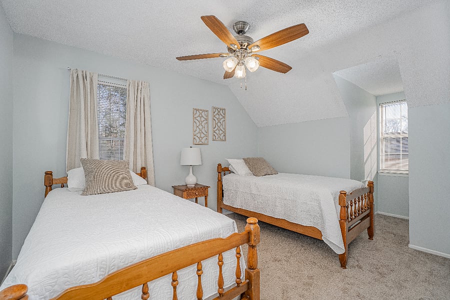 Two twin beds, RokuTV, walk-in closet 
