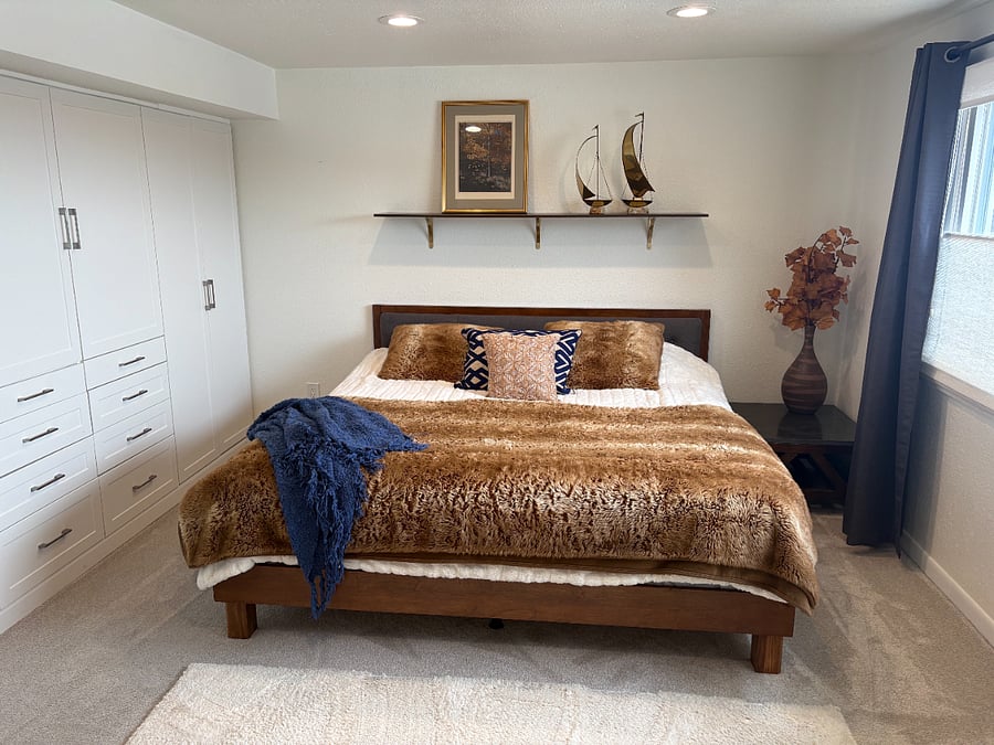 Master - brand new king mattress - built in closet - mountain views