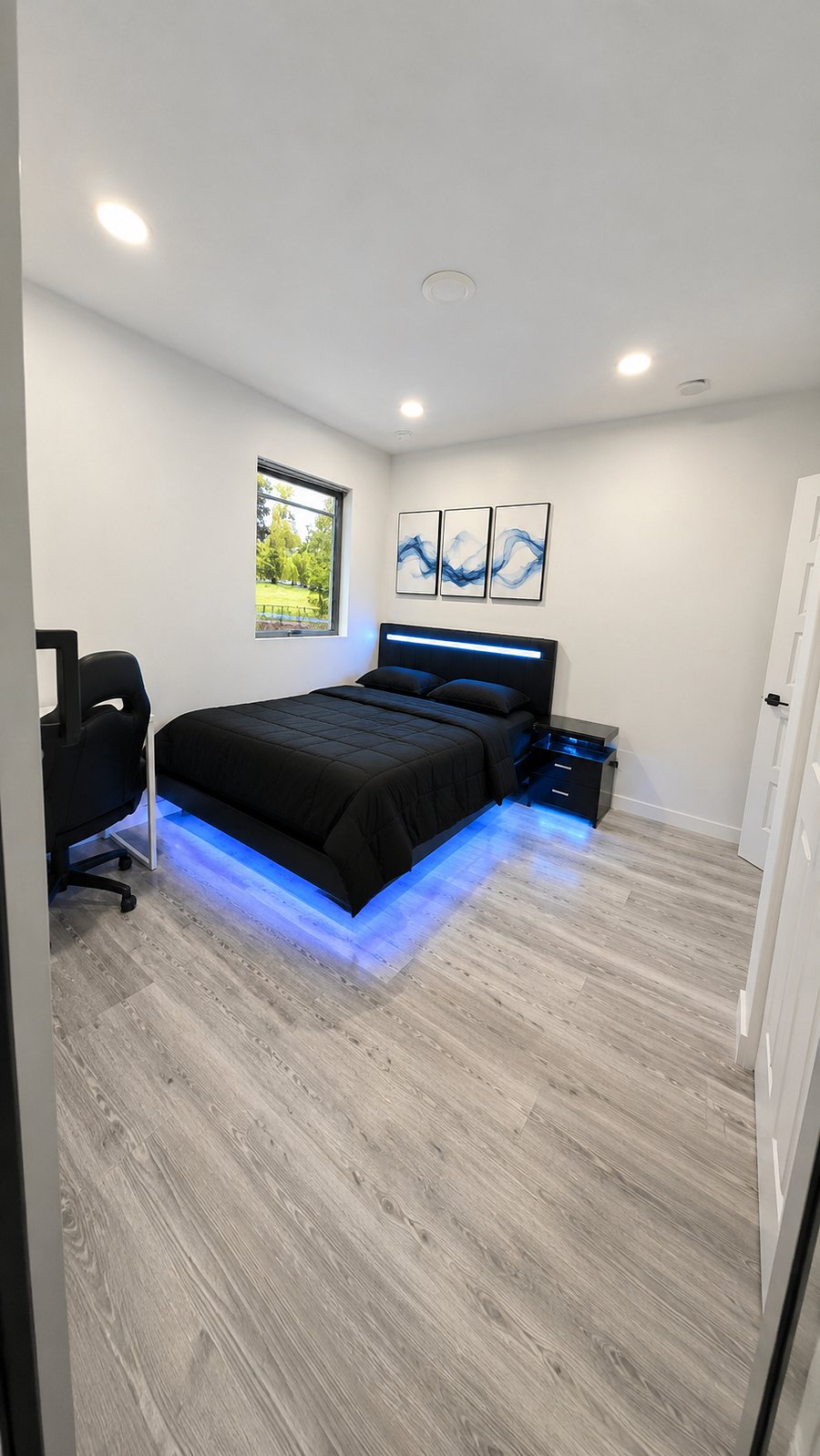 Queen bed, AC/heat in suite (w/ remote control), desk/chair, closet, black-out blinds on the window (view of the Lion's Park)
