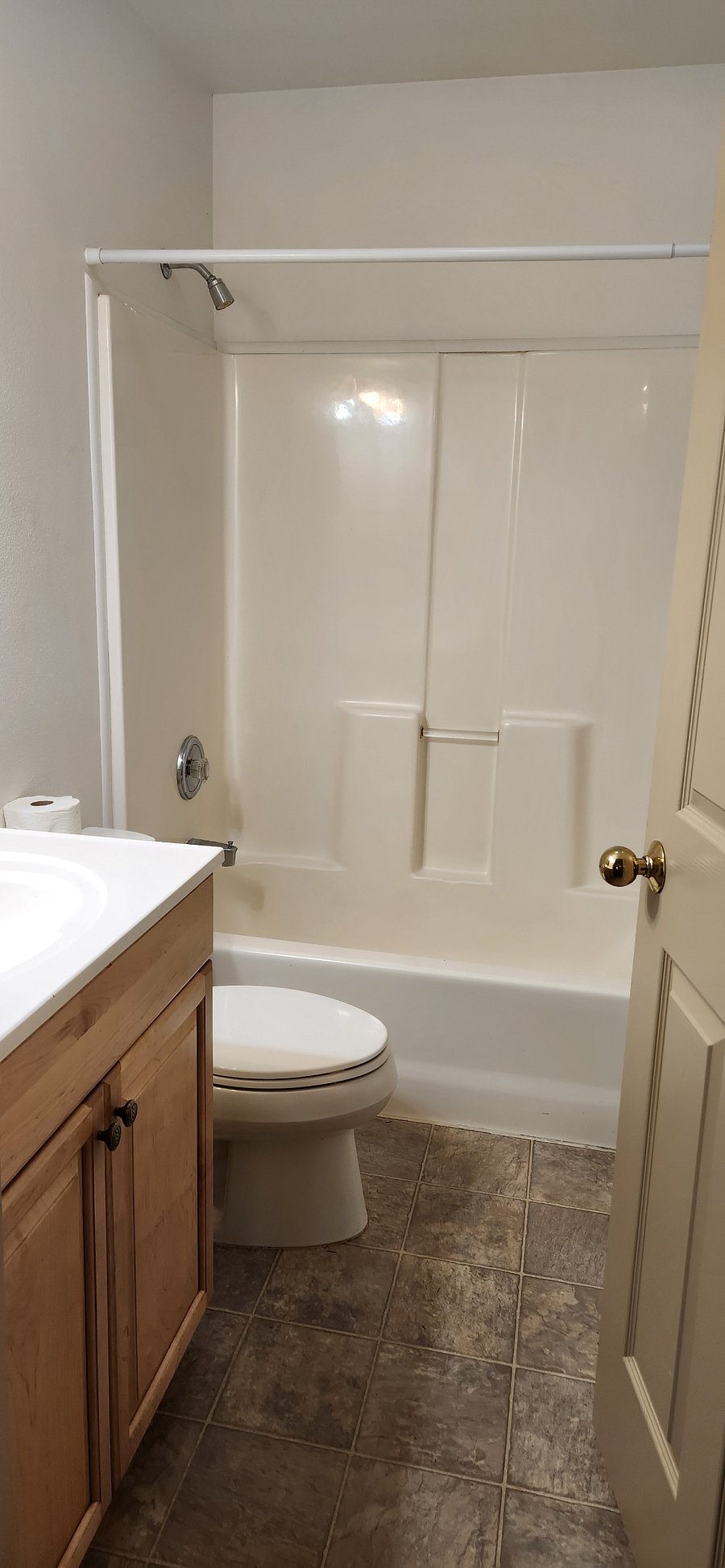 Full bathroom by the guest bedrooms and living room.