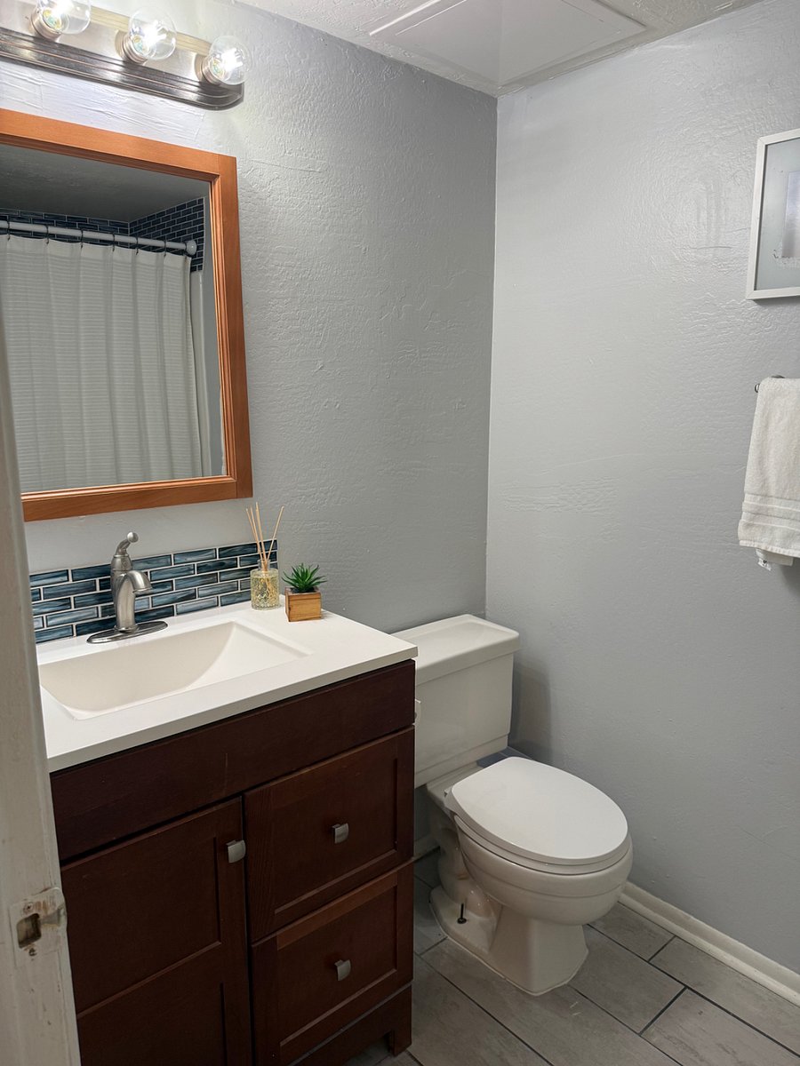 2nd Bathroom (hallway)