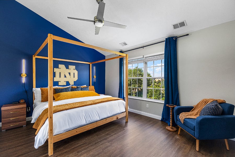 BR 2 - 3rd FL, King Bed, Private Bath, Tub/Shower Combo, & Smart TV