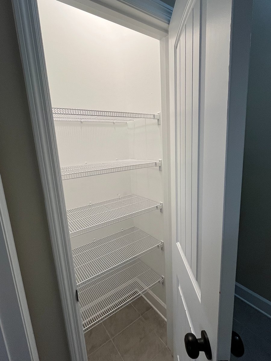 Lit pantry