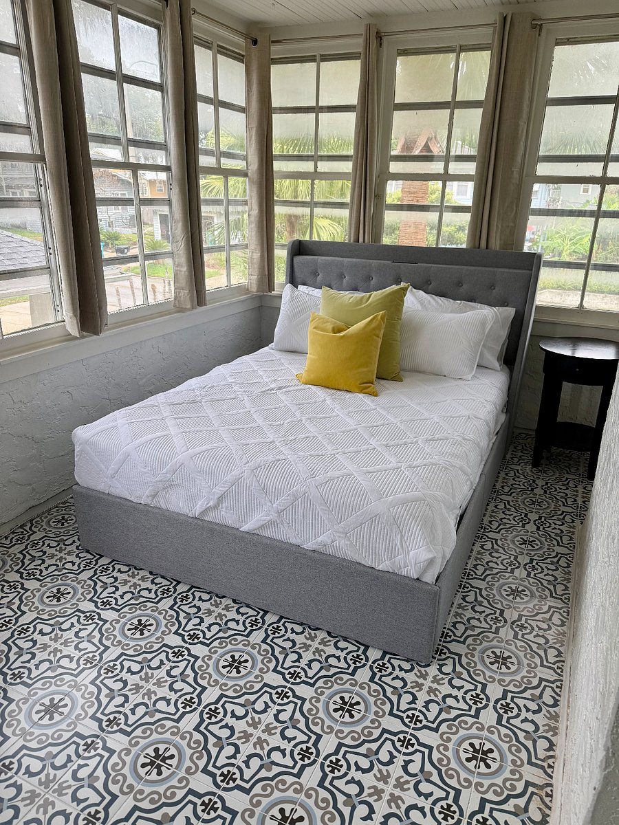 Second bedroom with Queen sized bed