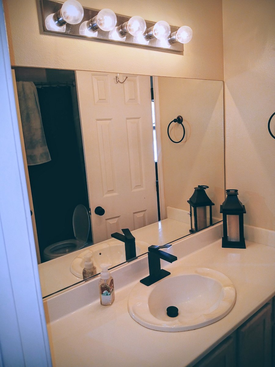 Jack and Jill full bathroom between rooms 2 and 3