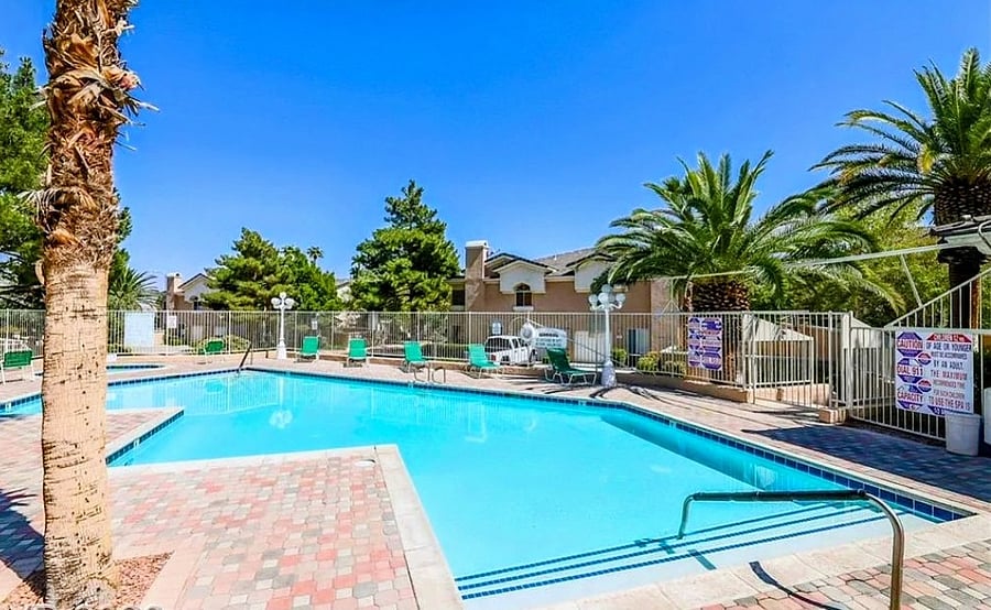 Relaxing pool/hot tub-jacuzzi