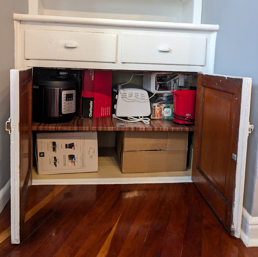 Instant Pot, 12 cup drip coffee maker, toaster oven, mason jars for food storage, regular toaster, hot air popcorn popper, Nespresso set unopened, Kitchen-Aid Mixer set. All inside so you can take out what you need and place where you want. 