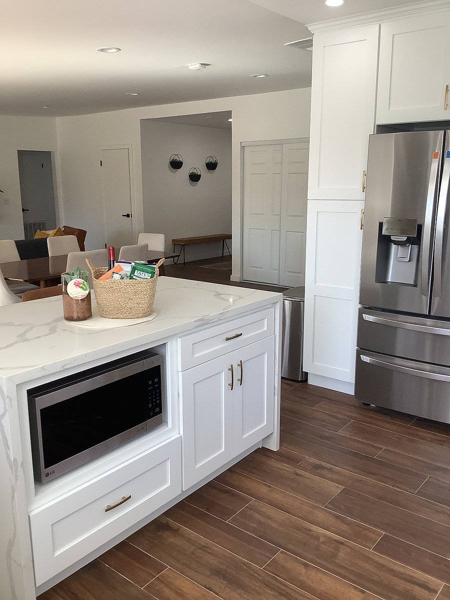 Kitchen - Island / Microwave (stainless steel)