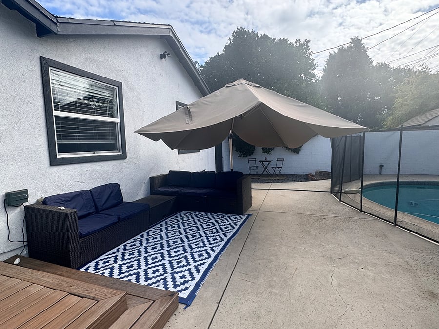 Backyard - Outdoor sitting area