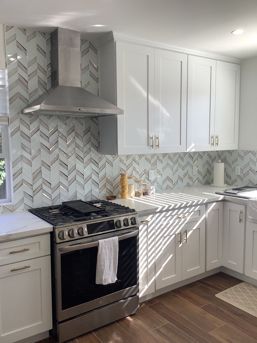 Kitchen - Stove with hooded vent (stainless steel)