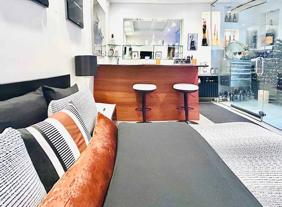 Bedroom with kitchen & bar