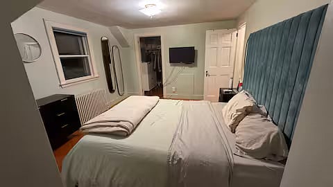 Main bed upstairs - queen