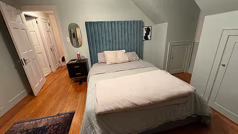 Main bed upstairs - queen