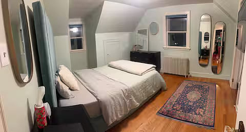 Main bed upstairs - queen
