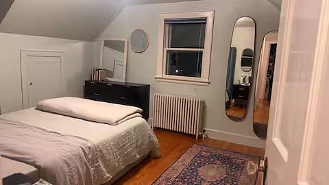 Main bed upstairs - queen