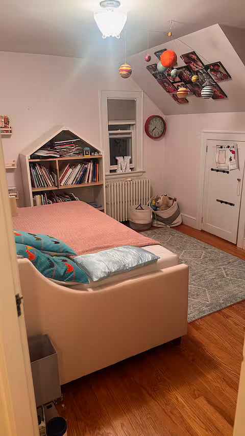 Bedroom with two trundle bed upstairs - both full