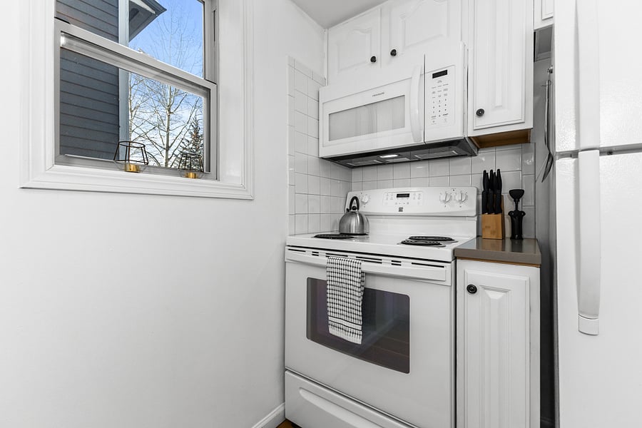 Kitchen | Electric Stove | Microwave