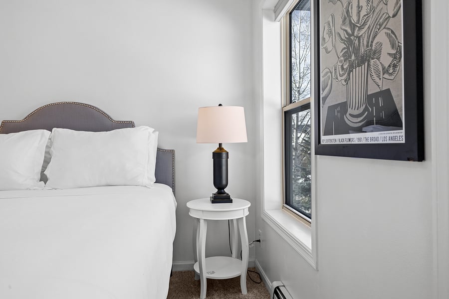 Bedroom 1 | Queensize Bed