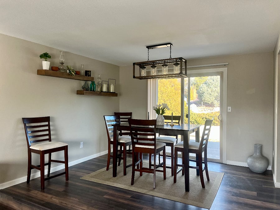 Dining room table with expansion to fit 6