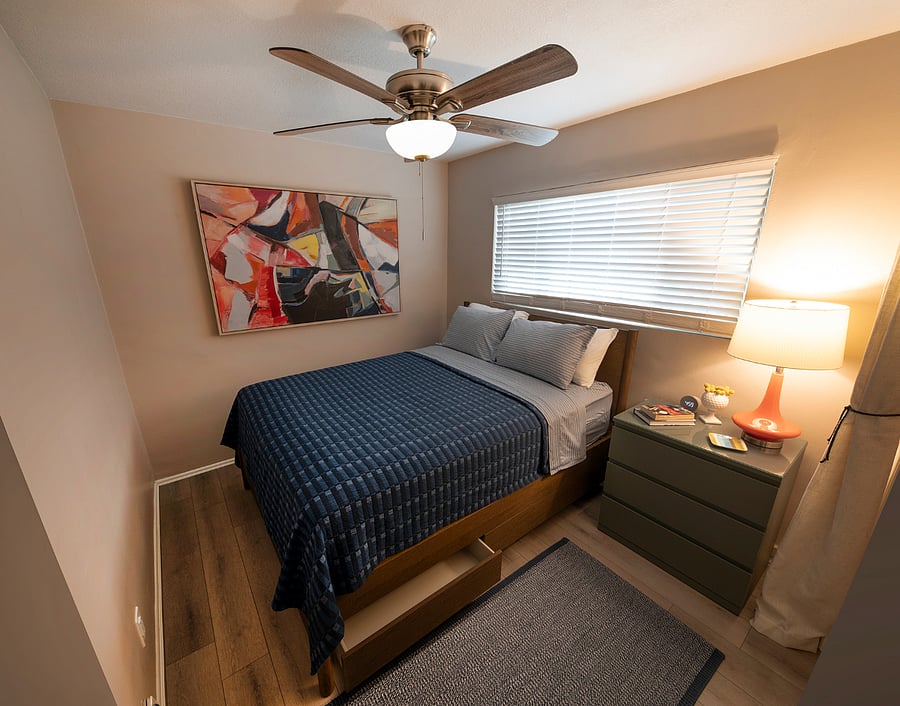 1st bedroom with Queen bed - SAATVA mattress 