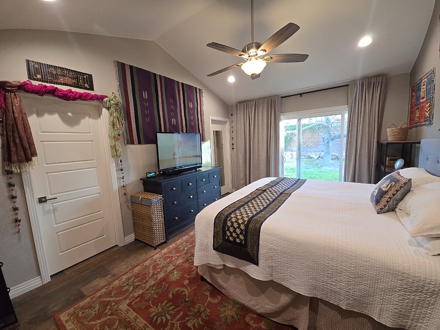 Master Bedroom (Sliding glass door to back yard)