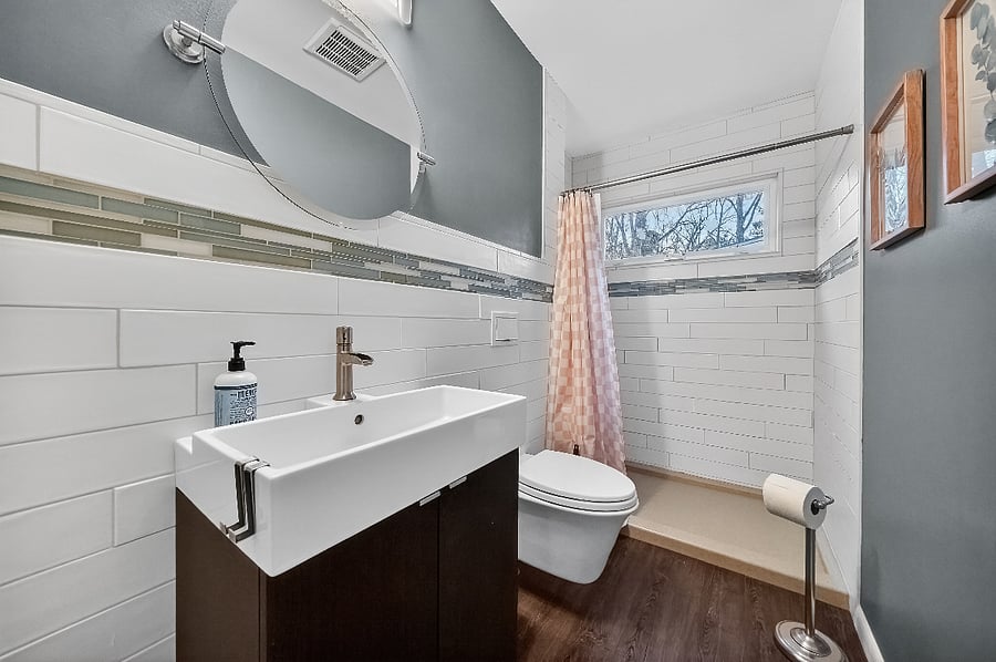 Hall Bathroom between two Queen bedrooms