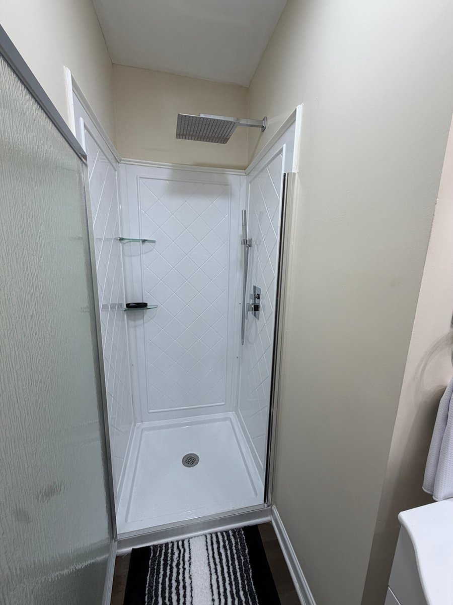 Ensuite bathroom 1