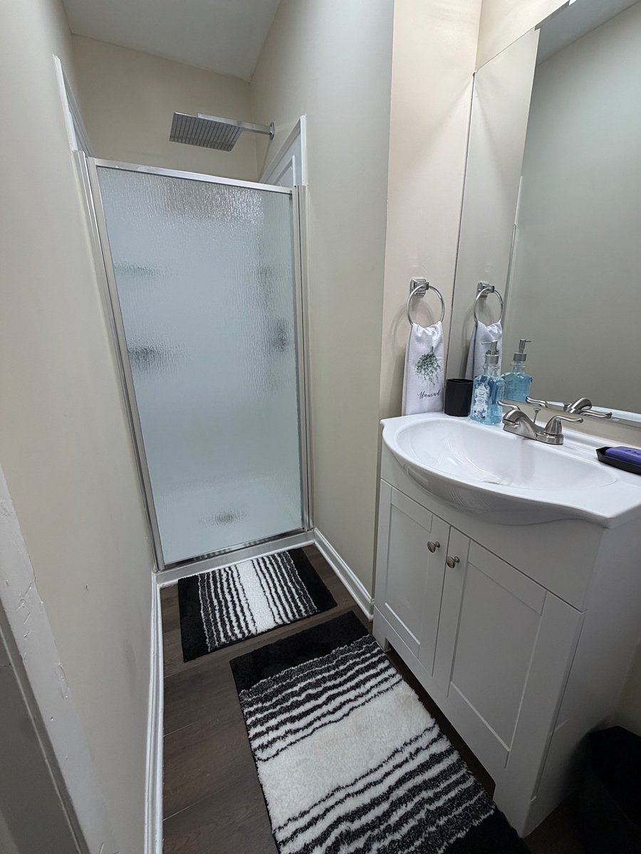Ensuite bathroom 1