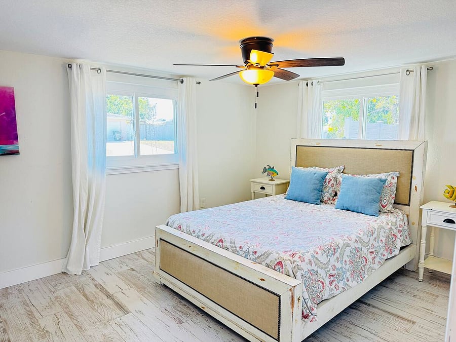 2nd Bedroom. Queen Bed.